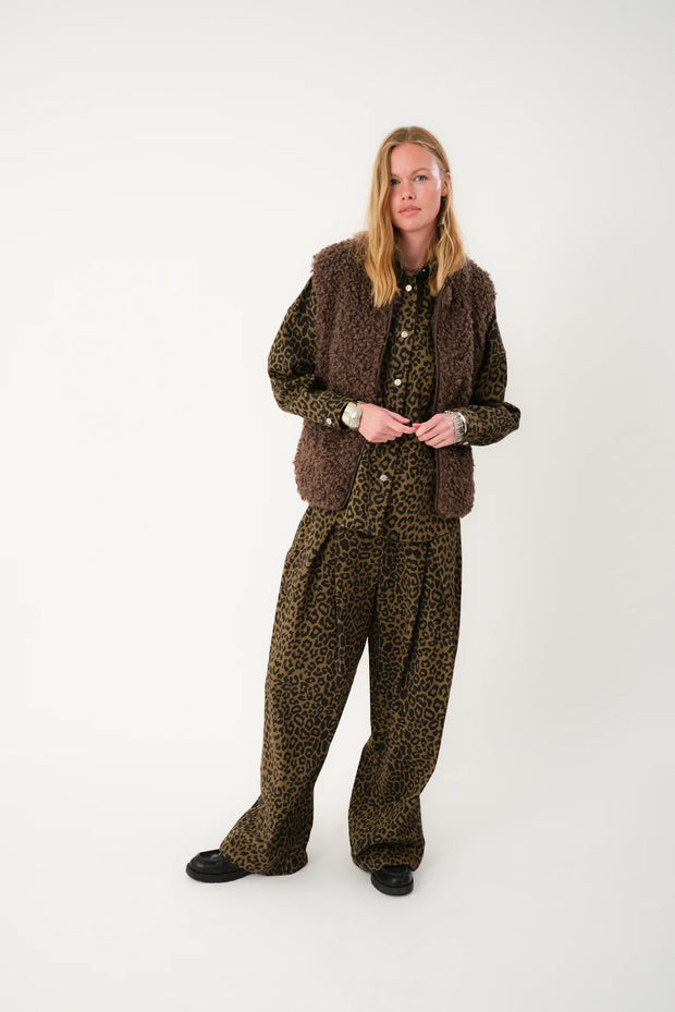 Lollys Laundry Vada Fleece Vest in Mocha