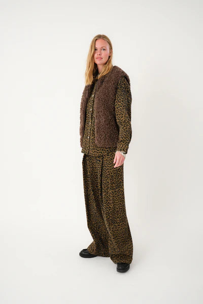Lollys Laundry Vada Fleece Vest in Mocha